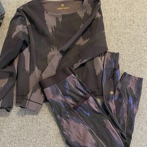 Lululemon sweatshirt and leggings patterned set